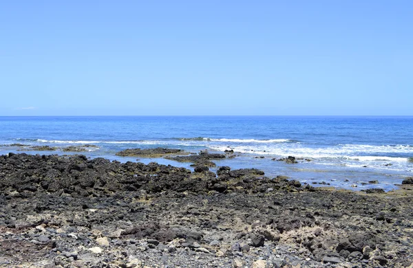 プラヤ ・ デ ・ ラス ・ アメリカス テネリフェ島の火山岩をビーチします。 — ストック写真