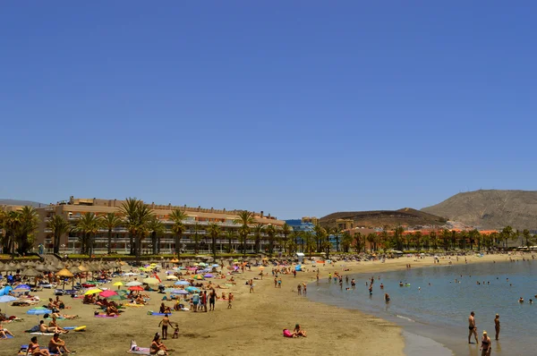 Touristen am Strand genießen die Sonne — Stockfoto