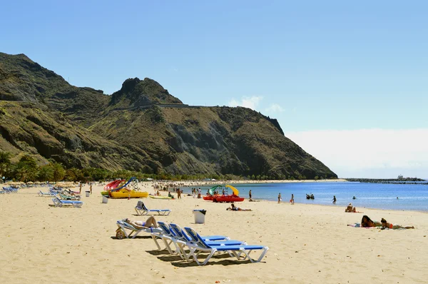 Touristes sur la plage profitant du soleil — Photo