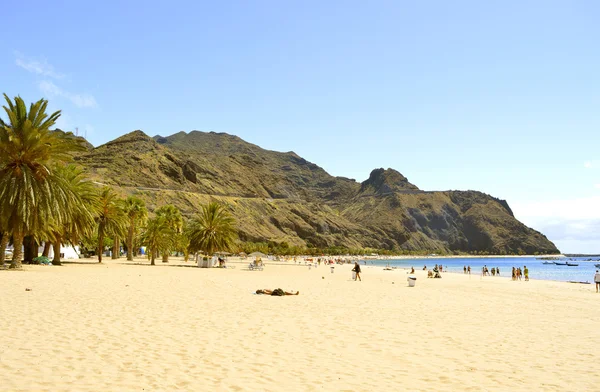 Turistas na praia apreciando o sol — Fotografia de Stock