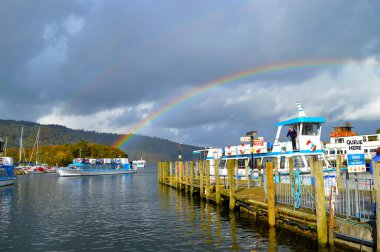 Bowness-on-Windermere, Cumbria, İngiltere - 12 Ekim 2019: Bowness-on-Windermere 'de Cumbria Gölü kıyısında bir kasaba