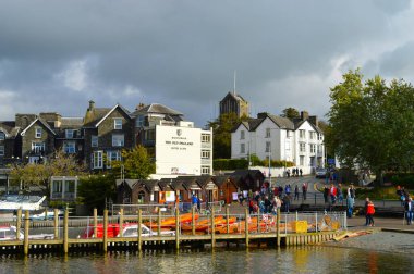 Bowness-on-Windermere, Cumbria, İngiltere, Uk - 12 Ekim 2019: Bowness-on-Windermere Cumbria Gölü kıyısında bir kasabadır.