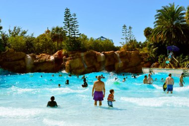Aquatica su parkı, Orlando, Florida, ABD - 23 Ekim 2016: Aquatica su parkındaki Big Surf Shores macera oyun alanında turistler