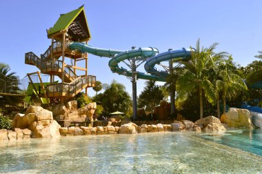 Aquatica su parkı, Orlando, Florida, ABD - 23 Ekim 2016: Thu 'nun Breakwater Falls macera slaytı Aquatica su parkında turistler