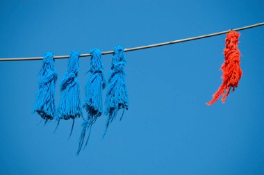 Çin geleneksel dekoratif düğümleri bir çizgide sallanıyor.