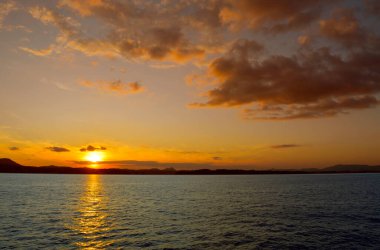 Korfu kıyısında gün batımı İyon denizinde bir Yunan adası