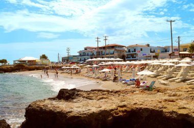 Kato Gouves, Girit, Yunanistan - 2 Haziran 2019: Girit 'teki Kato Gouves plajındaki turistler Yunan adalarının en büyük ve en kalabalık plajı