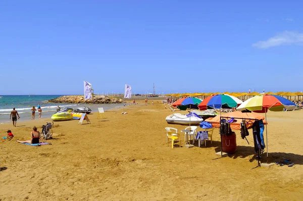 Gouves Chipre Grecia Junio 2019 Los Turistas Toman Sol Playa —  Fotos de Stock