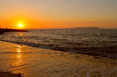 Girit 'teki Kato Gouves plajında gün batımı Yunan adalarının en büyük ve en kalabalık yeri.