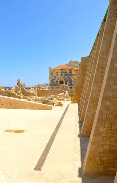 希腊一个岛屿首都克里特岛的圣彼得和圣保罗修道院 — 图库照片