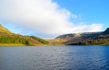 Dovestone Rezervuarı Greenfield ve Chew Brooks vadilerinin birleştiği yer. Greenfield köyünün yukarısında, Saddleworth Mağribi 'nde.