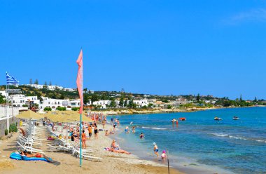 Hersonissos, Girit, Yunanistan - 11 Haziran 2019: Girit 'teki Hersonissos plajındaki turistler Yunan adalarının en büyük ve en kalabalık adalarıdır