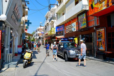 Hersonissos, Girit, Yunanistan - 11 Haziran 2019: Hersonissos kasabasında alışveriş yapan turistler, Girit