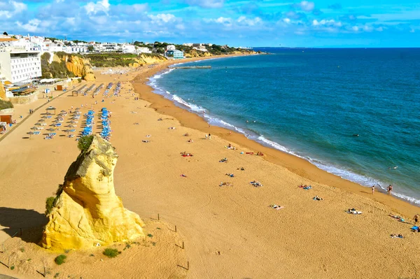 Touristen Genießen Die Sonne Strand Von Albufeira Portugal — Stockfoto