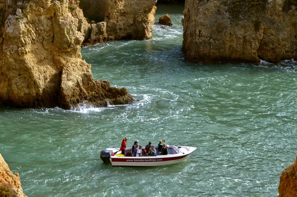 Ponta Piedade Algarve Portugalia Października 2015 Turyści Podziwiający Spektakularne Formacje — Zdjęcie stockowe