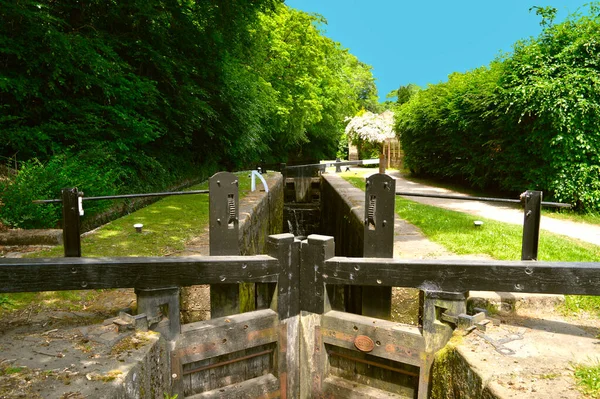 Huddersfield Narrow Canal Loch Jest Mechanicznym Urządzeniem Podnoszenia Opuszczania Łodzi — Zdjęcie stockowe