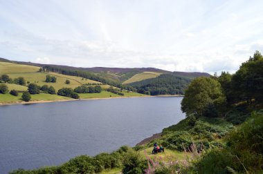 Derbyshire, İngiltere'de İngiltere'de Ladybower rezervuar