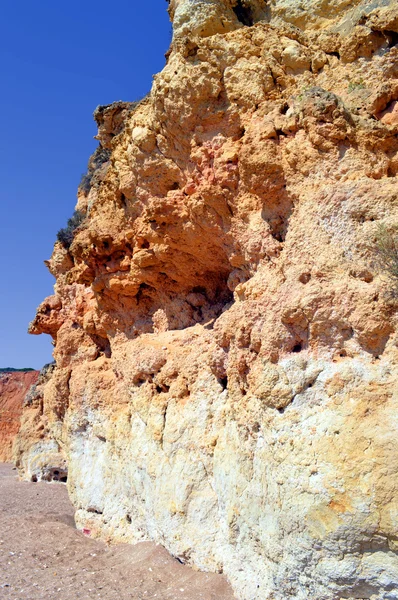 Spettacolari scogliere sulla spiaggia di Senhora Da Rocha Nova in Portogallo — Foto Stock