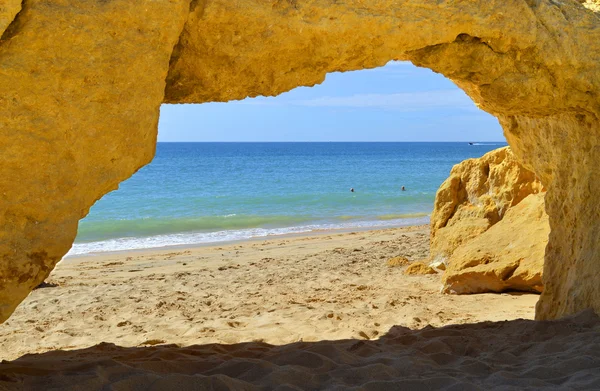 Batu alam melengkung di Armacao De Pera Beach — Stok Foto