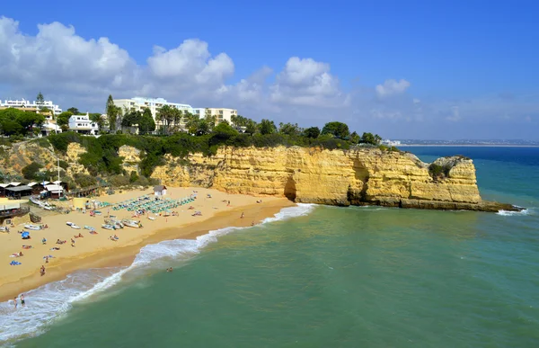 A vila piscatória, Praia da Senhora Da Rocha, no Algarve, em Portugal — Fotografia de Stock