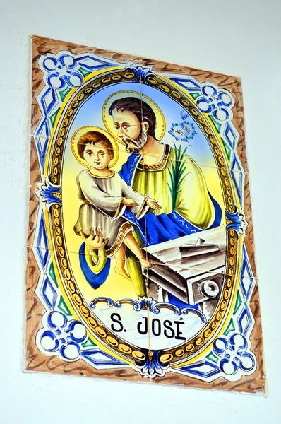Azulejos com um homem com uma criança em Alte, Portugal — Fotografia de Stock
