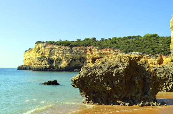Спектакльные скалы на пляже Сеньора-Роша-Нова в Португалии — стоковое фото