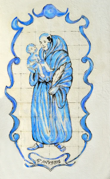 Azulejos representando um padre com uma criança fora da igreja de Santo António em Lagos, Portugal — Fotografia de Stock