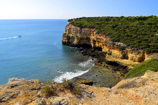 Скалы в Сеньора-Роша, пляж Нова на Алгарве, Португалия — стоковое фото