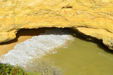 Cova Redonda Beach Armacao De Pera tarihinde Portekiz Algarve yakınındaki küçük bir bölümünü