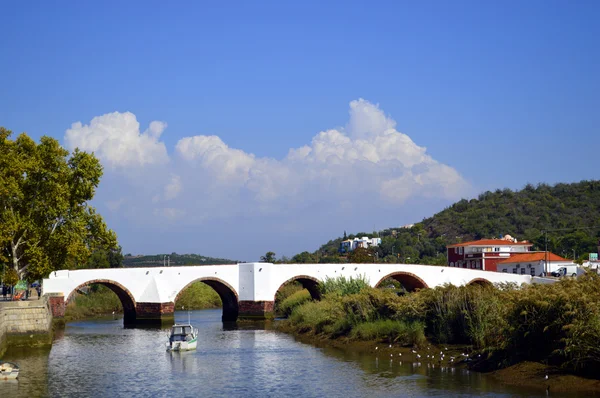 Silves, γέφυρα πάνω από τον ποταμό Arade στην Πορτογαλία — Φωτογραφία Αρχείου