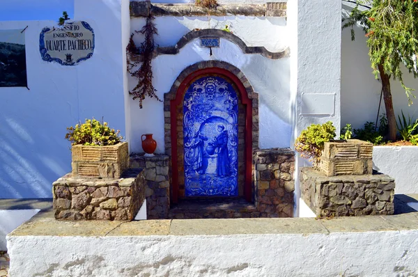 Une fontaine d'eau de source à Alte, Portugal — Photo