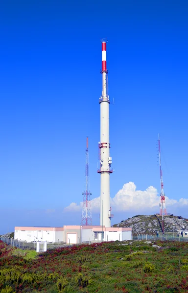 Telecommunicatie station op de hoogste berg in de Algarve — Stockfoto