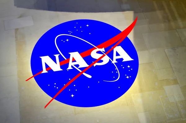 Мыс Канавера, Флорида, США - 6 мая 2015 г.: знаки НАСА, напечатанные на внешней стороне плитки шаттла — стоковое фото