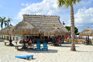 Ben T Davis Beach Florida ABD - 12 Mayıs 2015: turist bir içeceğinizi bar Beach