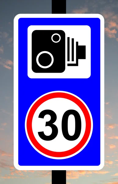 Velocidade câmera impondo 30mph velocidade limite sinal de tráfego — Fotografia de Stock