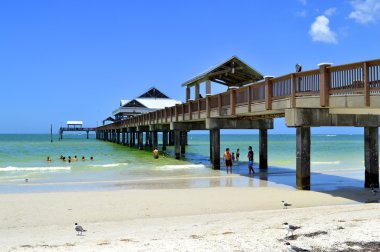 İskele 60 Clearwater Beach Florida, Amerika Birleşik Devletleri - 12 Mayıs 2015: turist sahilde güneşin tadını bar