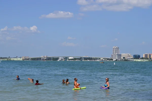 Sand Key in Florida, USA - May 10, 2015: tourists in the sea enjoying the sun — Stock Photo, Image