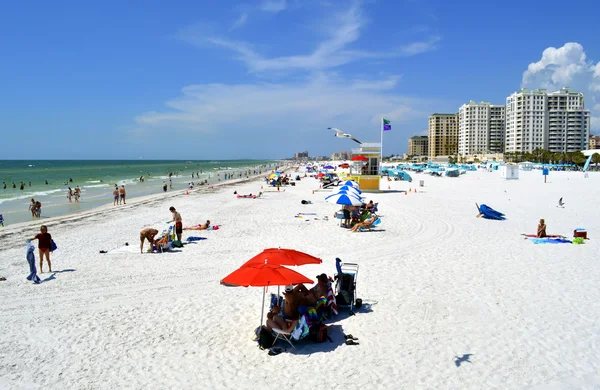 Clearwater Beach Florida USA May 12 2015 tourists on the beach enjoying the sun — Stockfoto