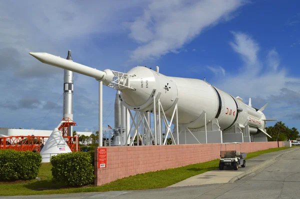 ケネディ宇宙センター フロリダでディスプレイ上のマーキュリー ・ レッドス トーン ロケット — ストック写真
