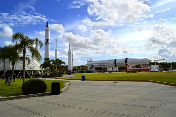 Cohetes Apolo en exhibición en el jardín de cohetes en el Centro Espacial Kennedy —  Fotos de Stock