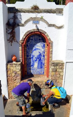 İki adam bir bahar su çeşme şişe dolum