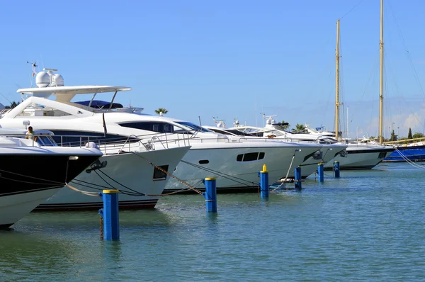 Barcos de luxo em Vilamoura Marina — Fotografia de Stock