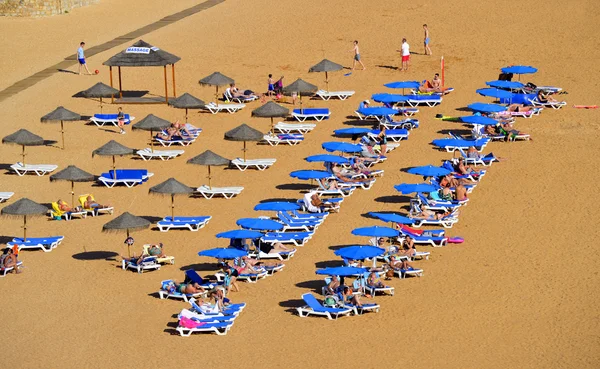 People enjoying the sun on Albufeira Beach — Stock Photo, Image