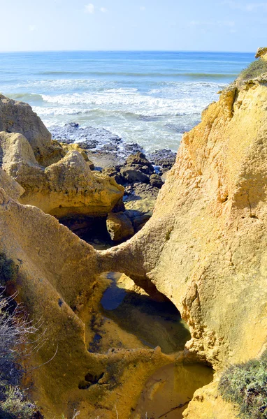 Formações rochosas espetaculares na Praia da Gale na costa algarvia — Fotografia de Stock