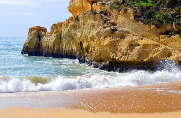 Formasi batu spektakuler di Pantai Benagil di pantai Algarve — Stok Foto