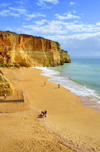 Benagil, Algarve, Portugal - 27 de octubre de 2015: turistas en la playa de Benagil en la costa del Algarve — Foto de Stock