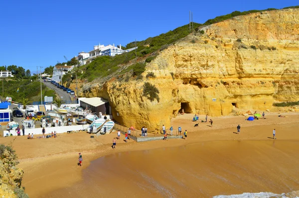 Turistas disfrutando de la playa de Benagil en Portugal — Foto de Stock