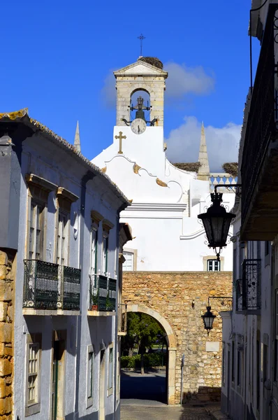 Salida del arco a través de la pared circundante fuera del casco antiguo de Faro —  Fotos de Stock