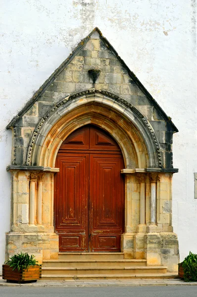Церковь Святого Климента. Церковь в готическом стиле, построенная в XIII веке с заостренными арочными дверями на фасаде — стоковое фото