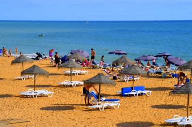 Albufeira plajda güneşin tadını aileler